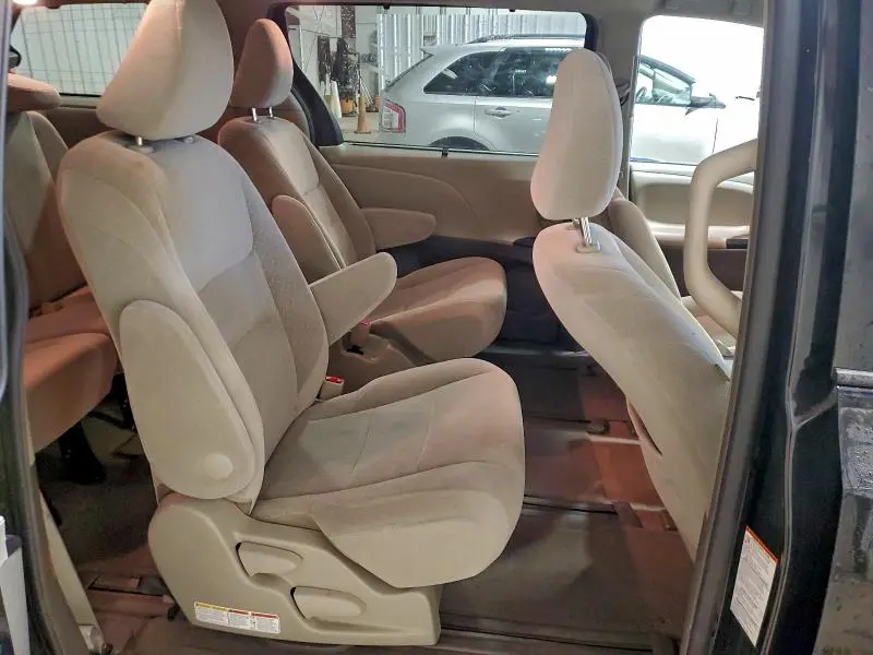 2015 TOYOTA SIENNA LE  