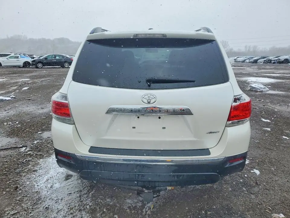 2013 TOYOTA HIGHLANDER SE  