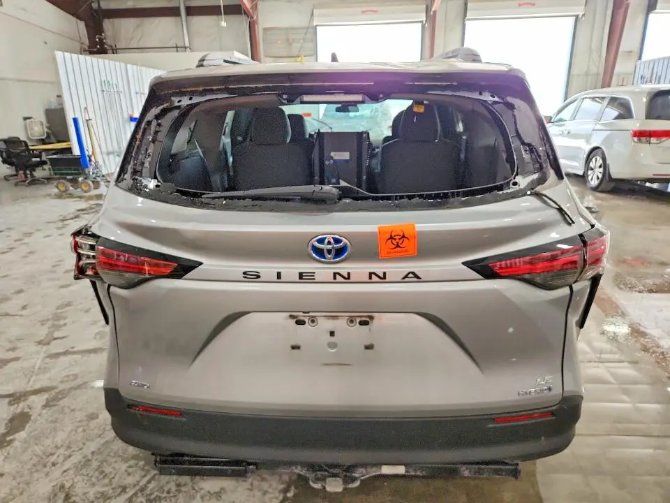 2022 TOYOTA SIENNA LE  