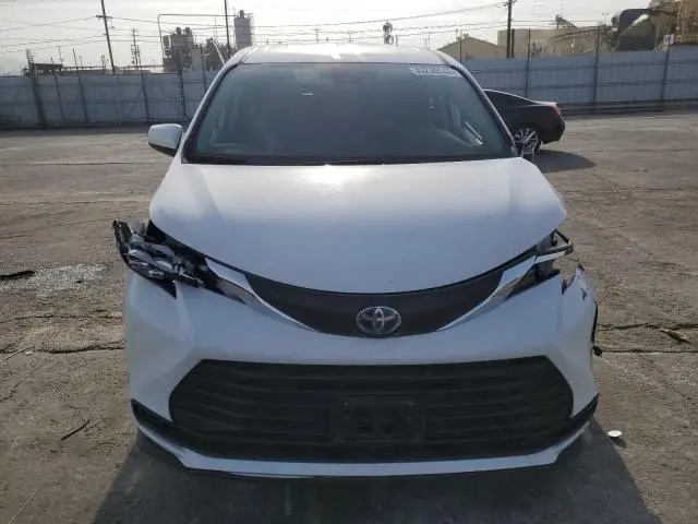 2024 TOYOTA SIENNA LE  
