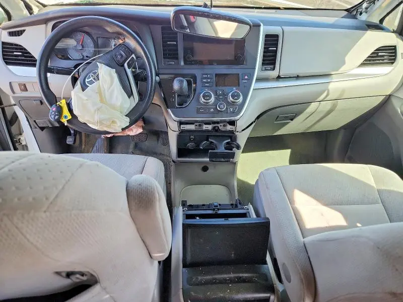 2017 TOYOTA SIENNA LE  