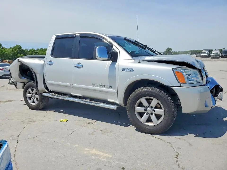 2013 NISSAN TITAN SV  