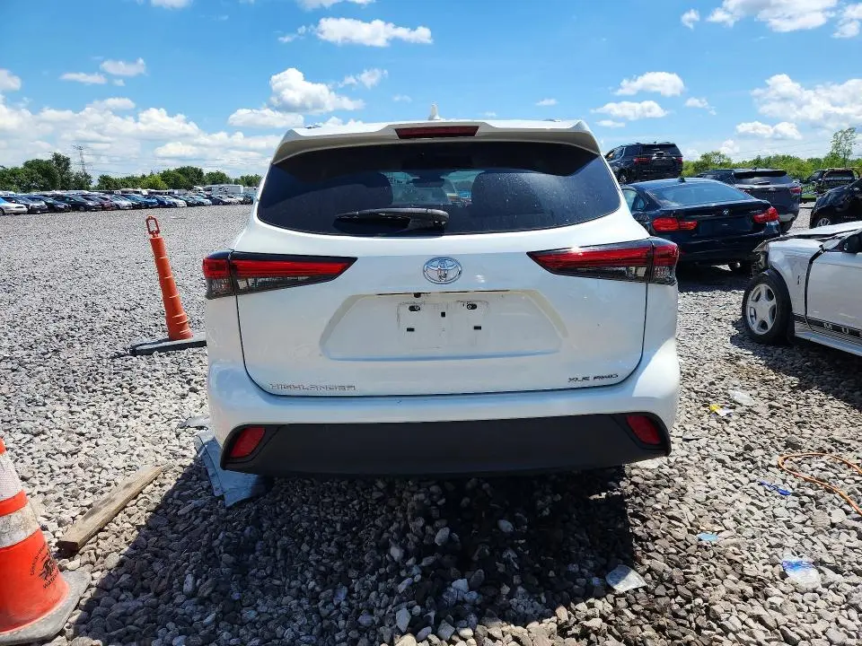 2021 TOYOTA HIGHLANDER XLE  