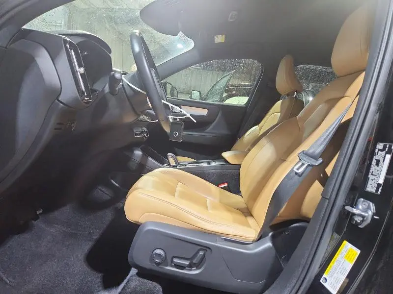 2020 VOLVO XC40 T5 MOMENTUM  