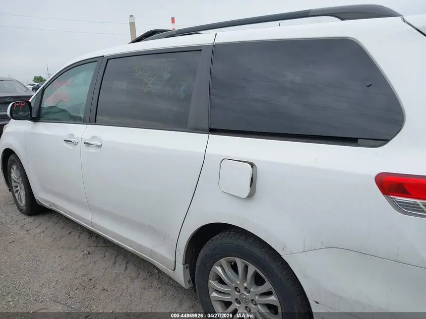 2013 TOYOTA SIENNA XLE V6 8 PASSENGER