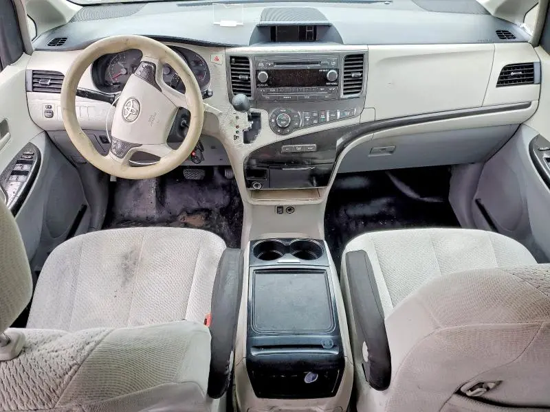 2013 TOYOTA SIENNA LE 8-PASSENGER  