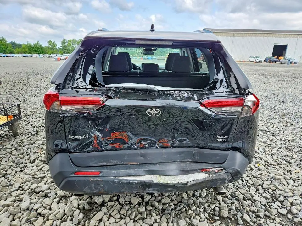 2025 TOYOTA RAV4 XLE  