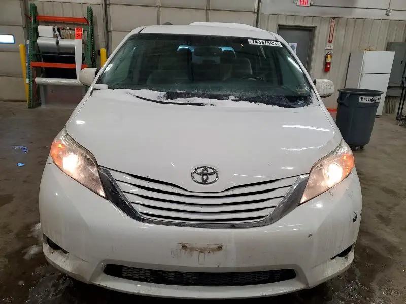 2015 TOYOTA SIENNA LE  