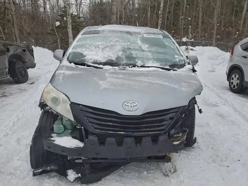 2011 TOYOTA SIENNA   