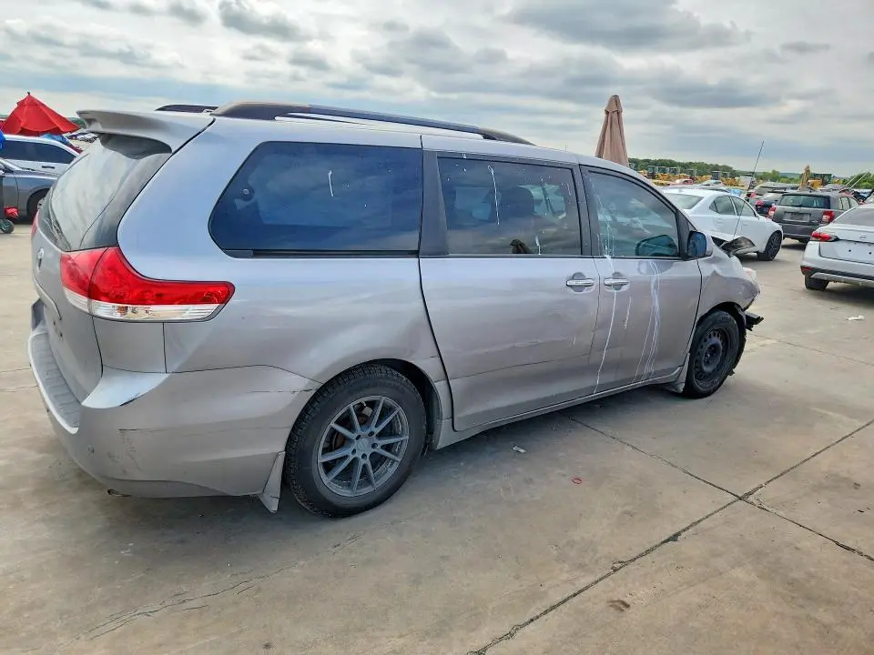 2013 TOYOTA SIENNA XLE 8-PASSENGER  