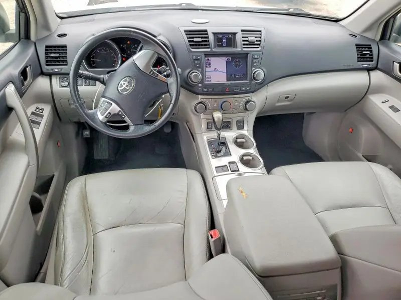 2011 TOYOTA HIGHLANDER SE  