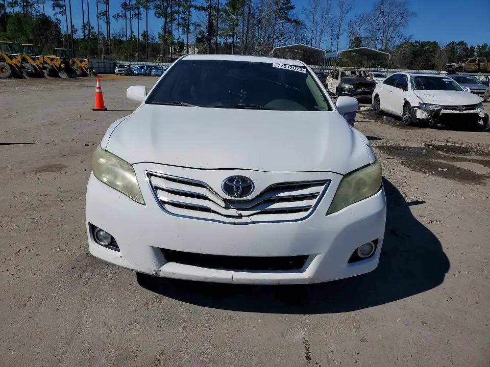 2011 TOYOTA CAMRY XLE V6  