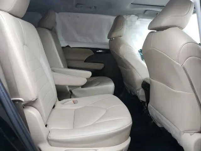 2021 TOYOTA HIGHLANDER XLE  