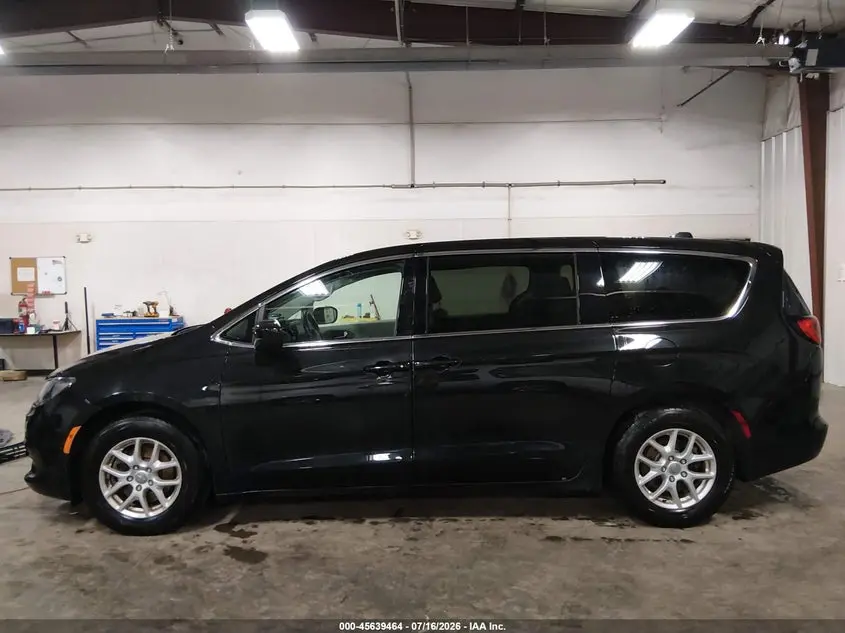 2020 CHRYSLER VOYAGER LX