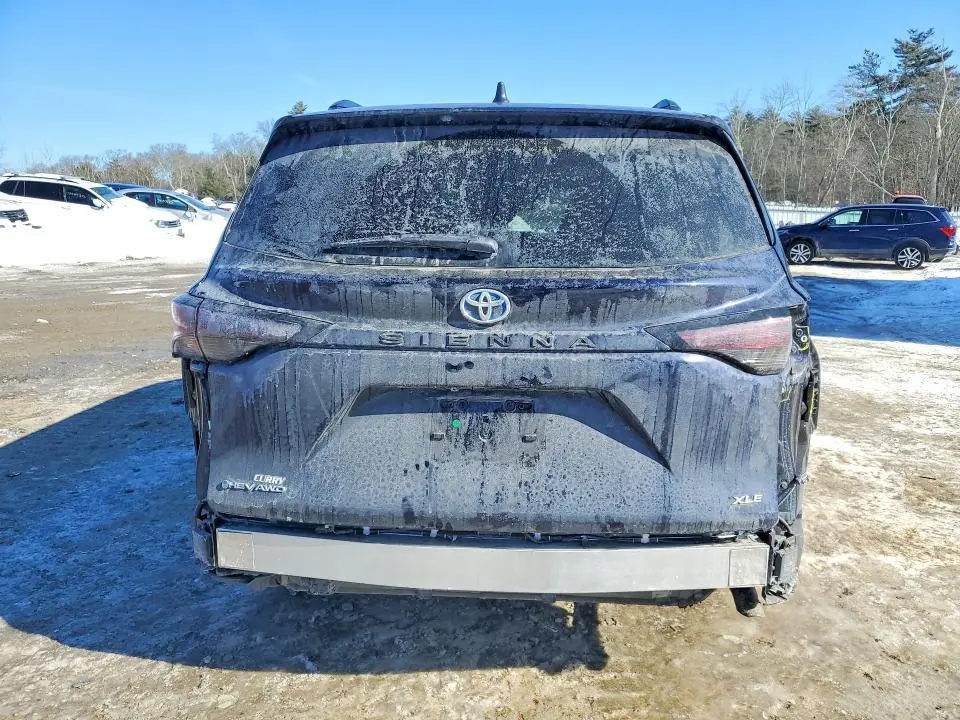 2025 TOYOTA SIENNA XLE  