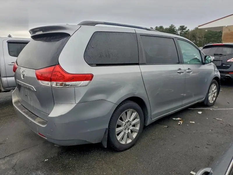 2013 TOYOTA SIENNA XLE  