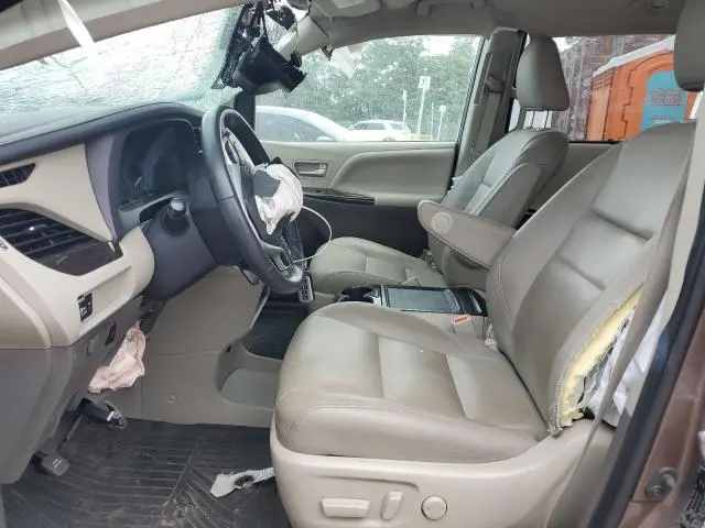 2020 TOYOTA SIENNA XLE  