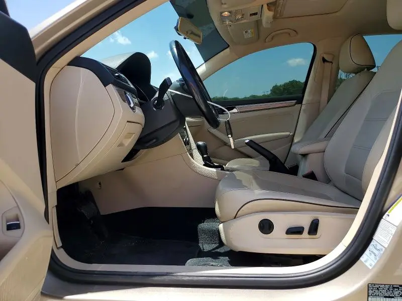 2016 VOLKSWAGEN PASSAT SE  