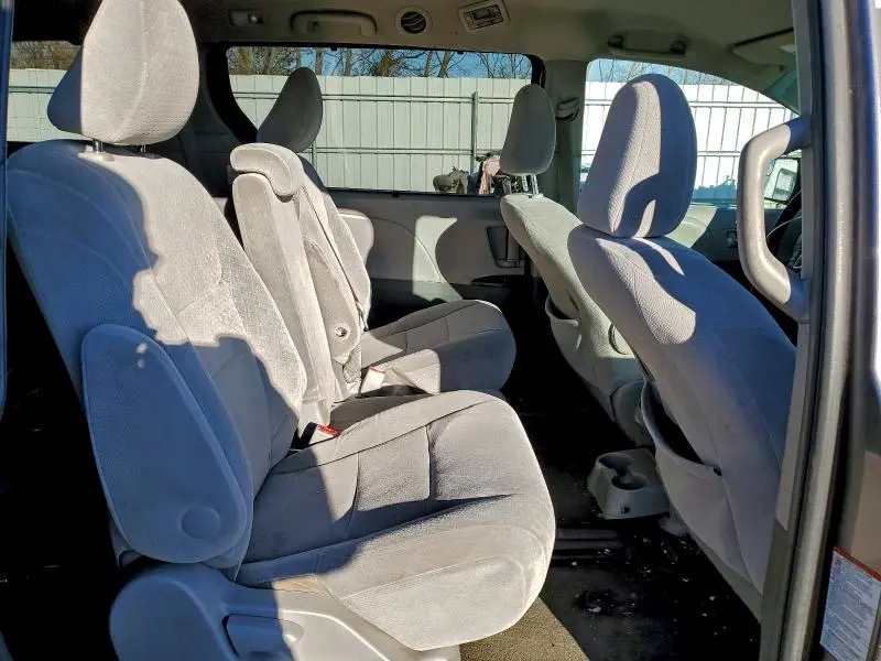 2015 TOYOTA SIENNA LE  