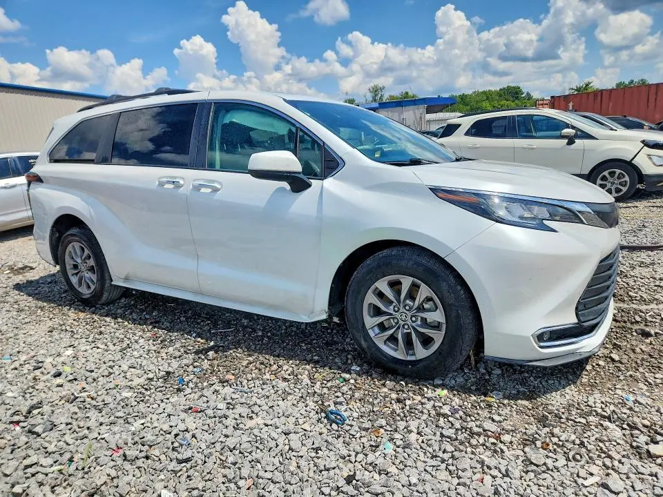 2022 TOYOTA SIENNA XLE  