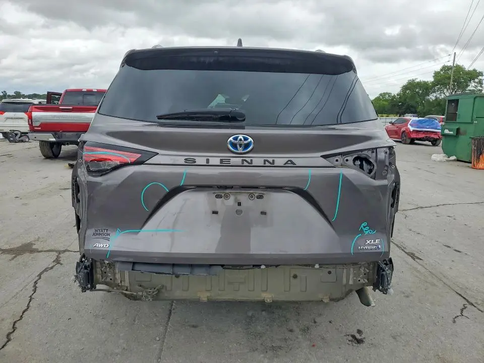 2021 TOYOTA SIENNA XLE  