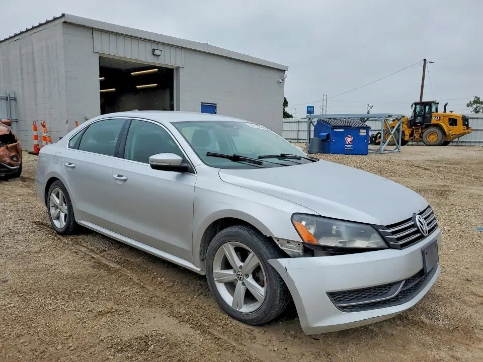 2013 VOLKSWAGEN PASSAT SE  
