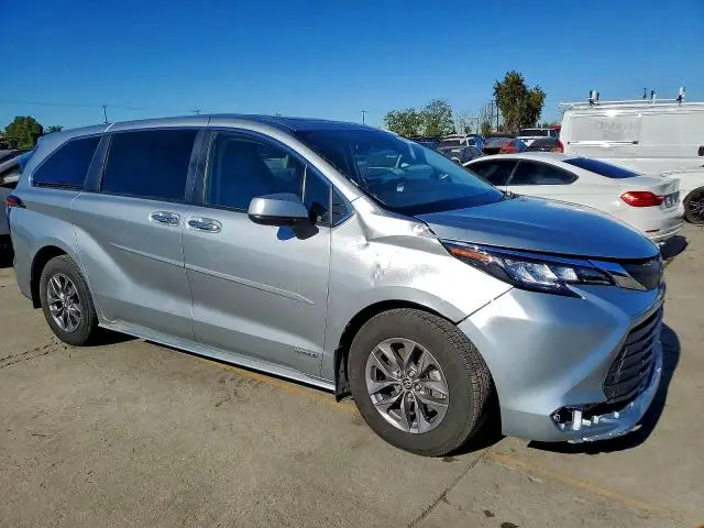 2021 TOYOTA SIENNA XLE 8-PASSENGER  
