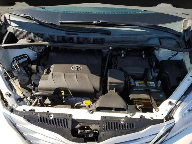 2013 TOYOTA SIENNA XLE  