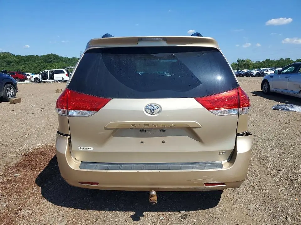 2013 TOYOTA SIENNA LE  
