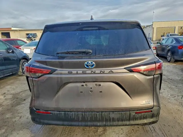 2022 TOYOTA SIENNA LE  