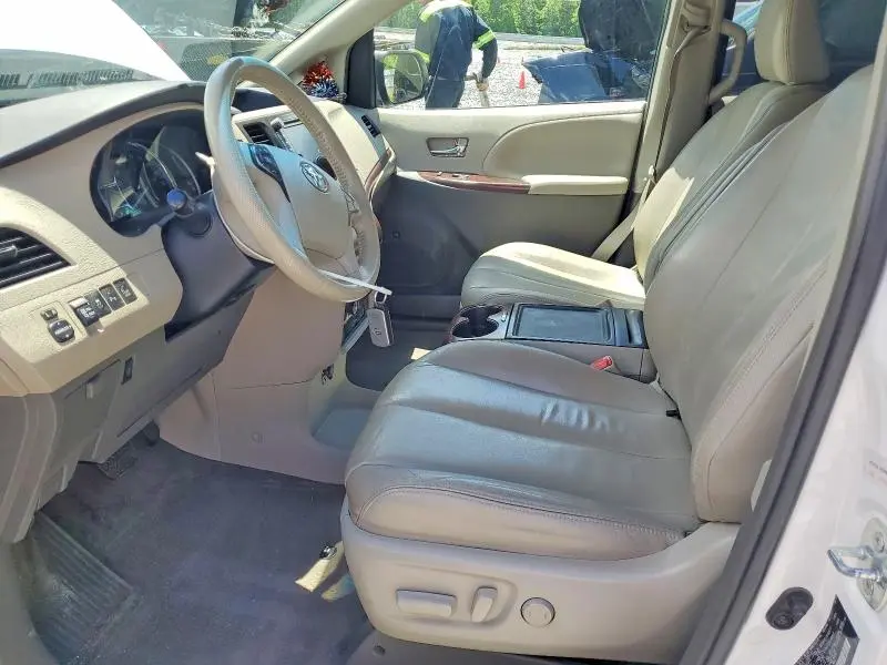 2014 TOYOTA SIENNA XLE 8-PASSENGER  