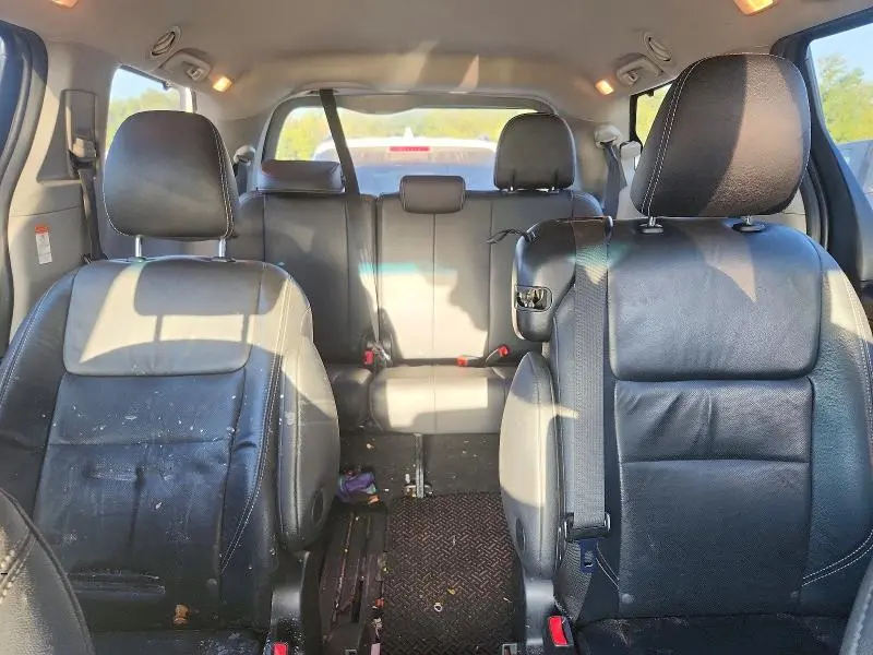 2017 TOYOTA SIENNA SE  