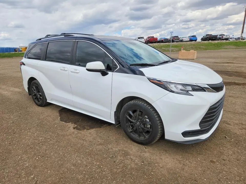 2022 TOYOTA SIENNA LE  