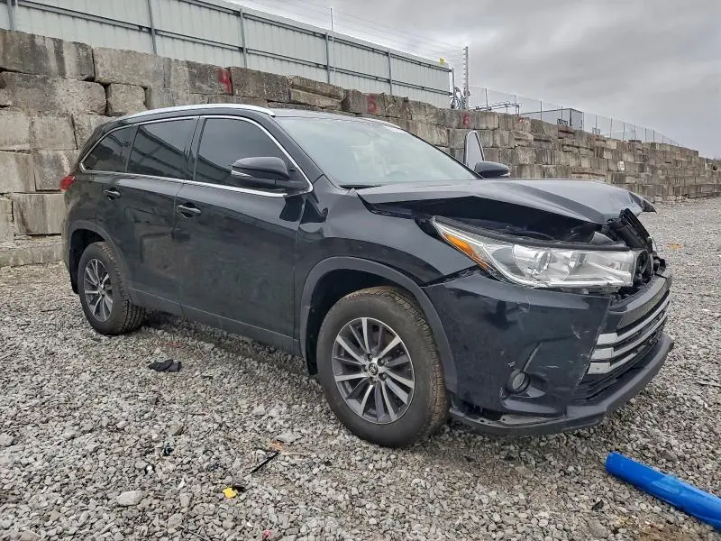2019 TOYOTA HIGHLANDER SE  
