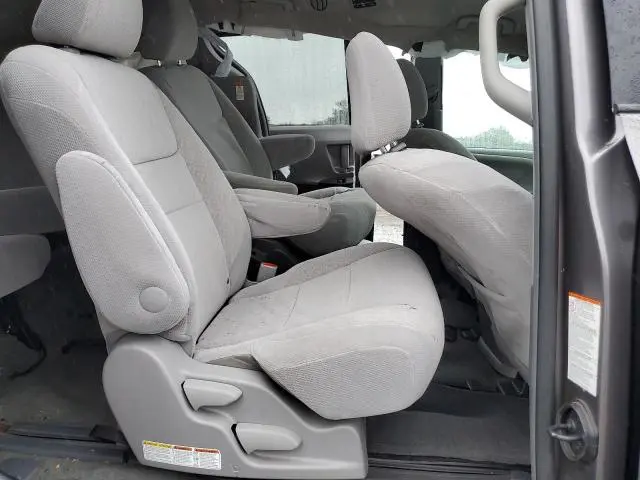 2017 TOYOTA SIENNA LE  