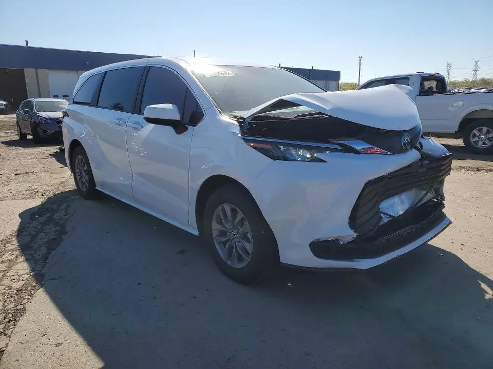 2026 TOYOTA SIENNA LE  