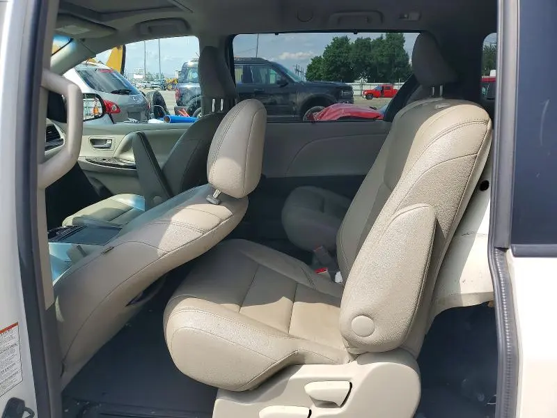 2015 TOYOTA SIENNA XLE 8-PASSENGER  