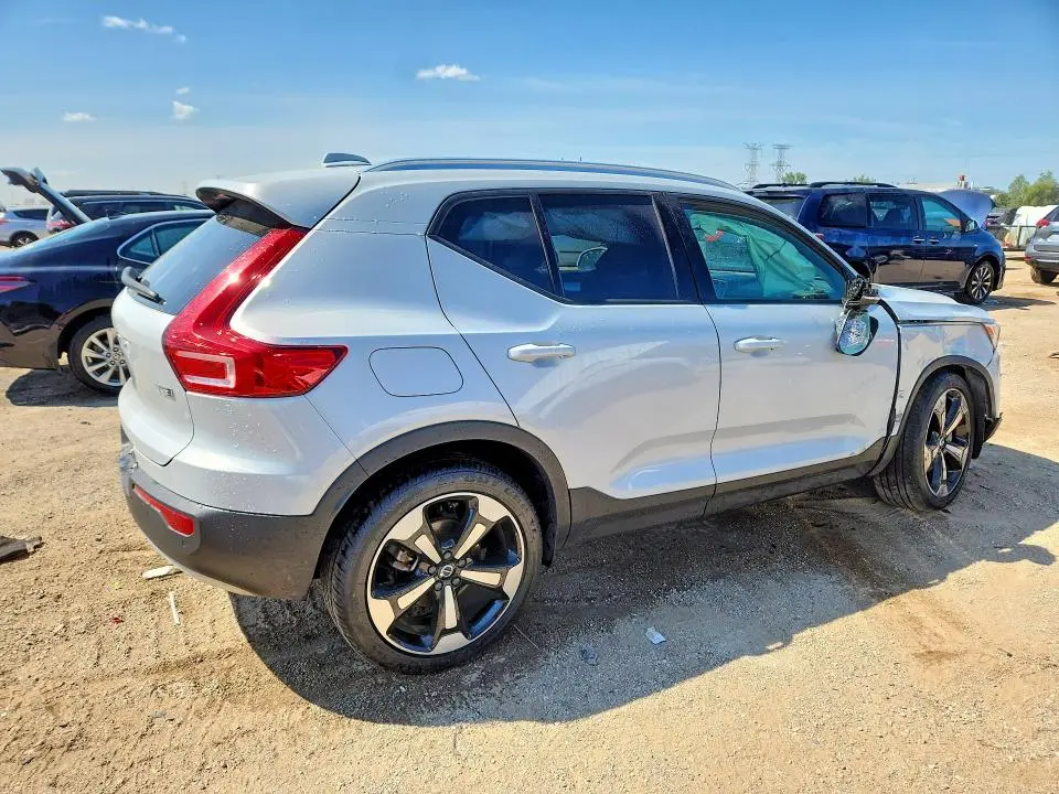 2020 VOLVO XC40 T5 MOMENTUM  