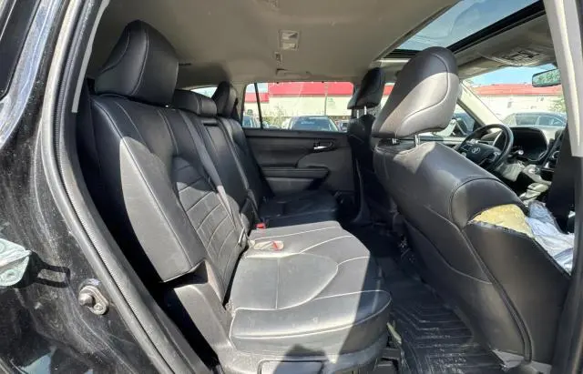 2022 TOYOTA HIGHLANDER XLE  