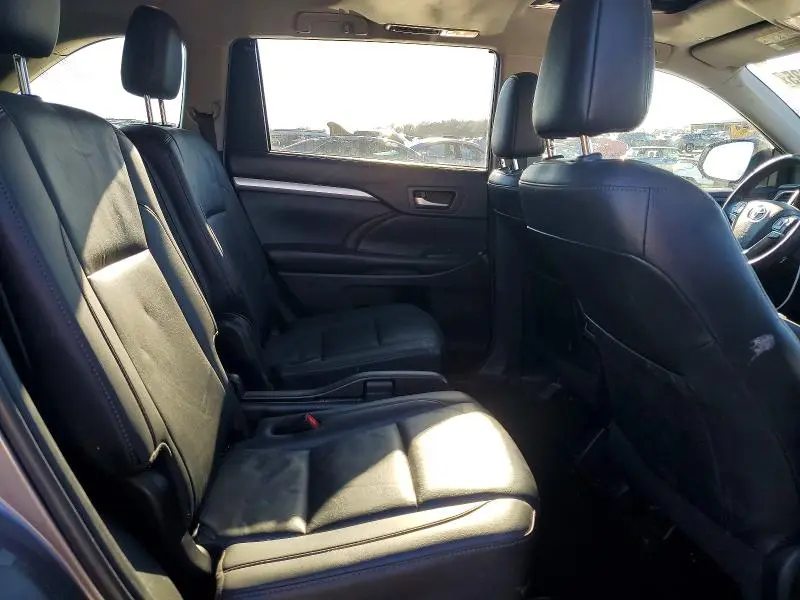 2019 TOYOTA HIGHLANDER SE  