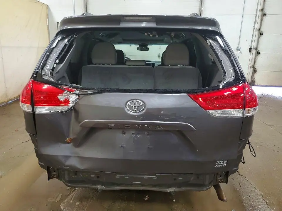 2014 TOYOTA SIENNA XLE 7-PASSENGER  