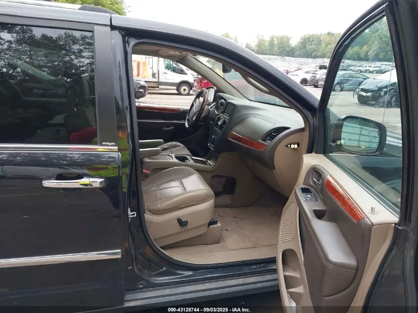 2013 CHRYSLER TOWN & COUNTRY LIMITED