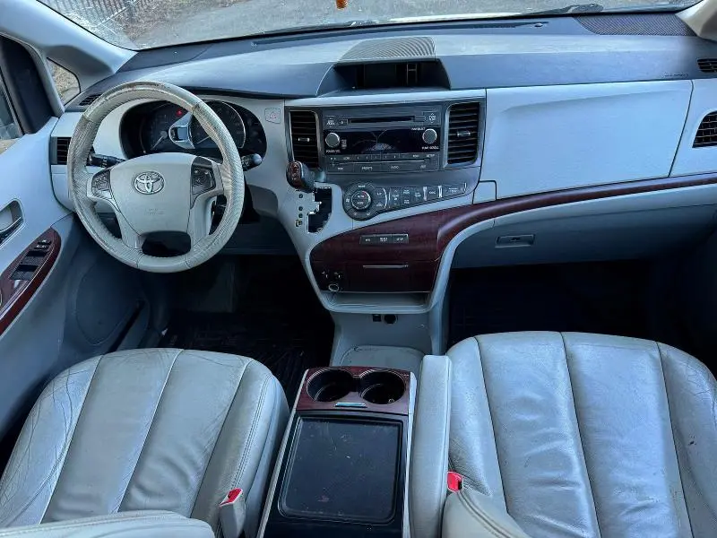 2014 TOYOTA SIENNA XLE 8-PASSENGER  