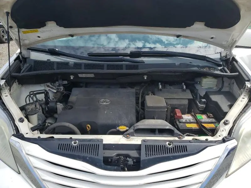 2016 TOYOTA SIENNA LE  