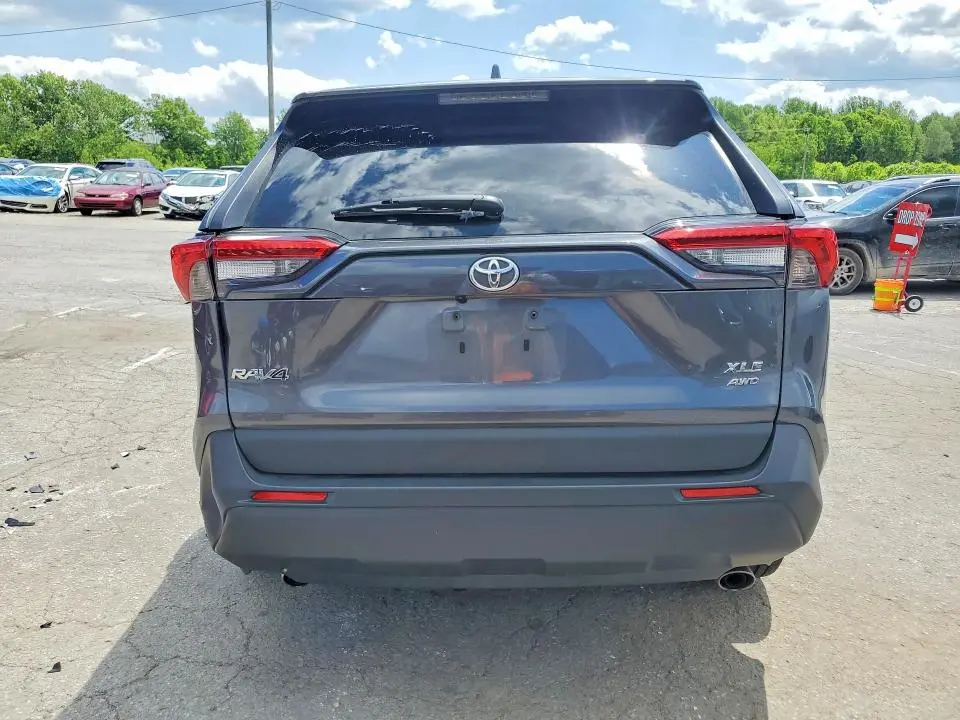 2021 TOYOTA RAV4 XLE  