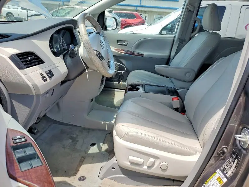 2013 TOYOTA SIENNA XLE 8-PASSENGER  
