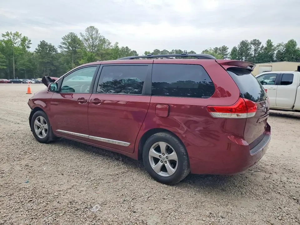 2013 TOYOTA SIENNA LE  