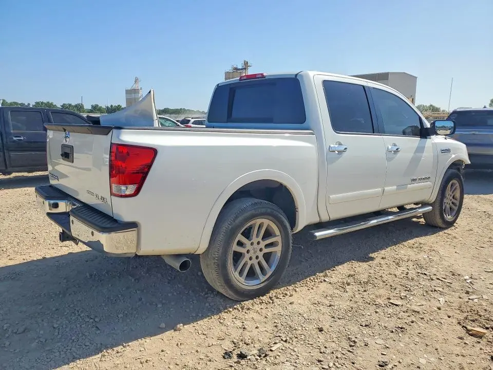 2015 NISSAN TITAN SL  