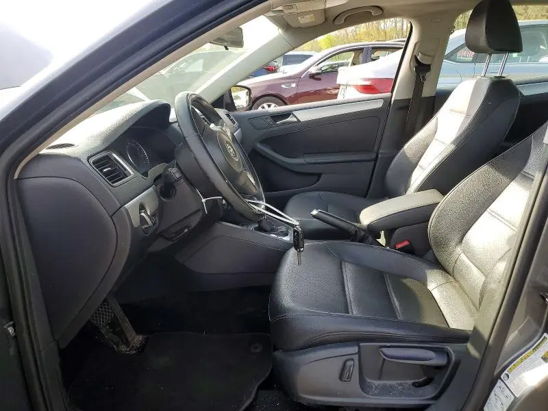 2013 VOLKSWAGEN JETTA SE  