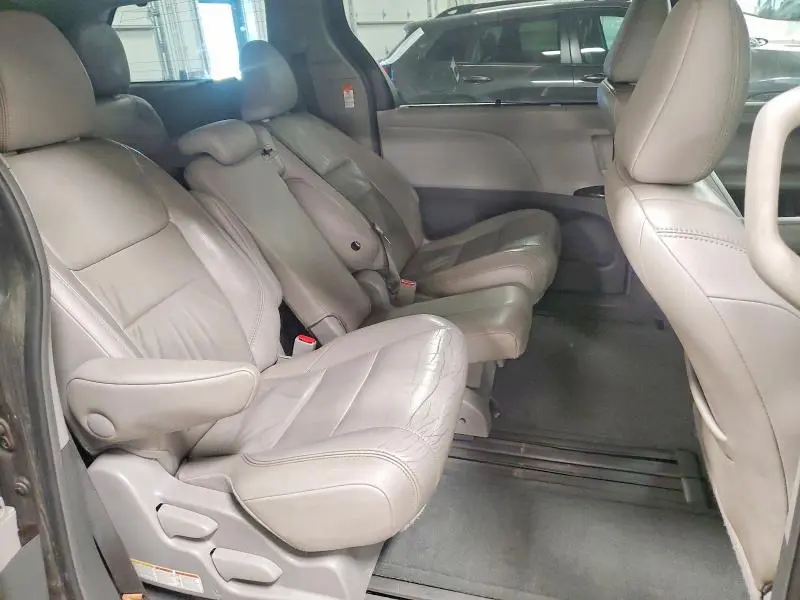 2015 TOYOTA SIENNA XLE 8-PASSENGER  
